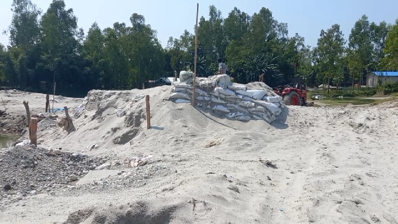 ভজনপুর ইউনিয়নের পোহাতুগছ এলাকায় অবৈধভাবে বালু-পাথর উত্তোলন।